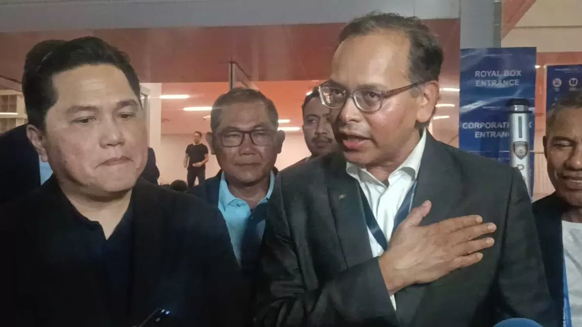 Director for Asia and Oceania FIFA, Sanjeevan Balasingam didampingi Ketua Umum PSSI Erick Thohir saat memberikan penilai tentang penyelenggaraan FIFA Series 2026 di Jakarta, Indonesia. (ISTIMEWA)