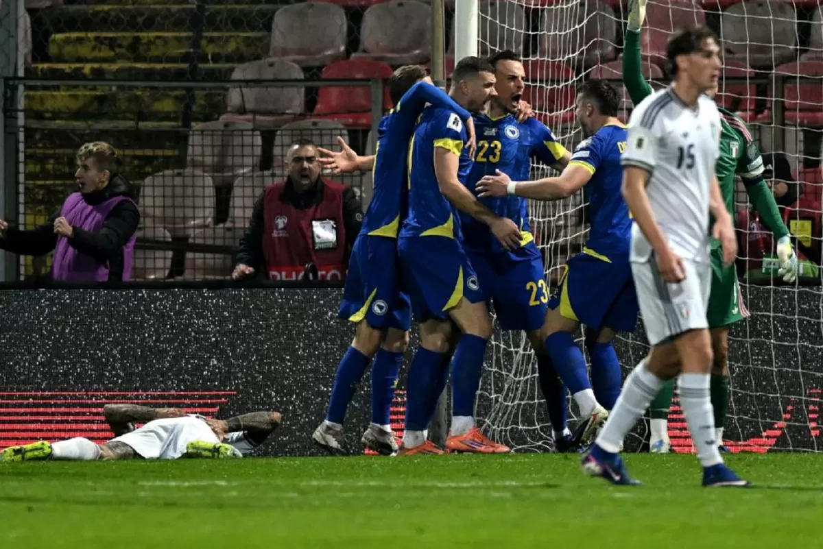Bosnia menekuk 10 pemain Italia pada playoff Piala Dunia 2026. 