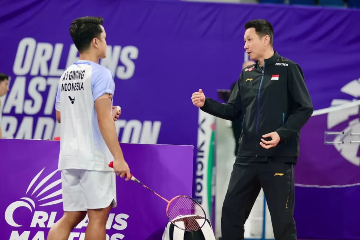 Pelatih tunggal putra, Indra Wijaya saat mendampingi Anthony Sinisuka Ginting di Orleans Master 2026 lalu.  (PBSI)