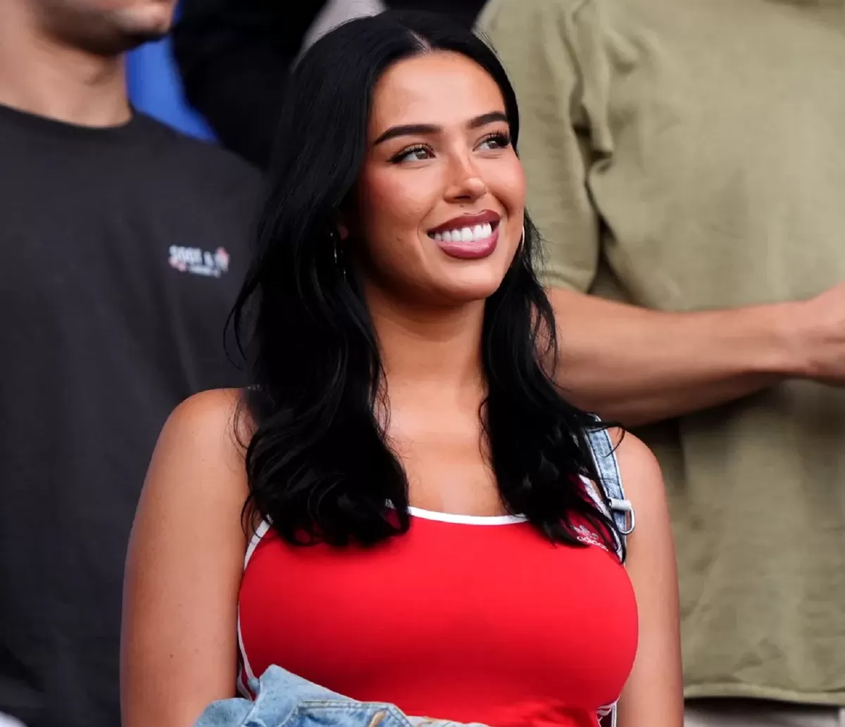Penampilan Ashlyn Castro dengan tank top memukau penggemar sepak bola Inggris. (Instagram @ashlyncastro)