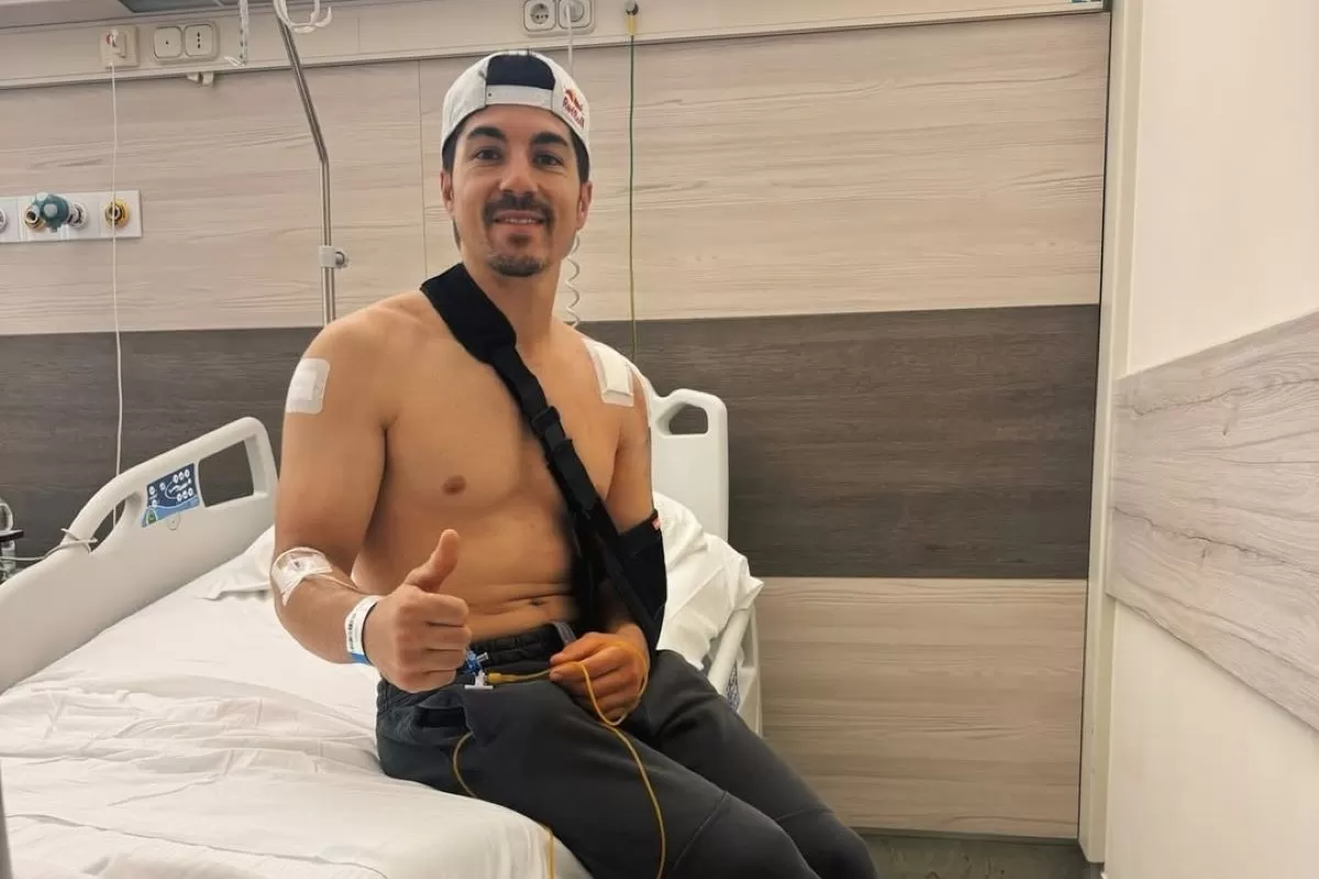Maverick Vinales pasca operasi pengambilan sekrup yang bergeser di bahunya. (@maverick12official)
