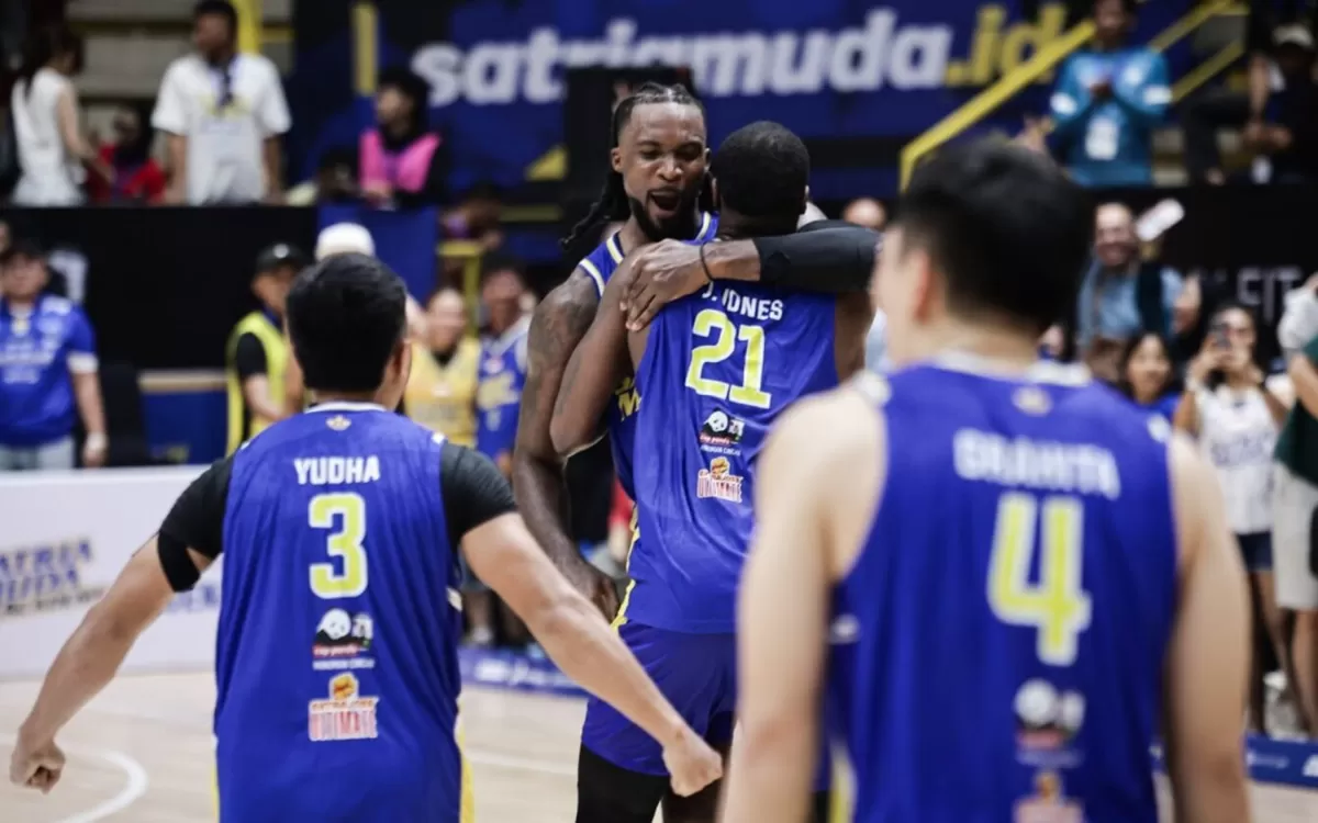 Aksi Chad Brown di dua detik terakhir pertandingan, buat tuan rumah Satria Muda akhirnya petik kemenangan tipis 89-87 atas Rajawali Medan di Bandung Arena, 3 April 2026. (IBL Indonesia)