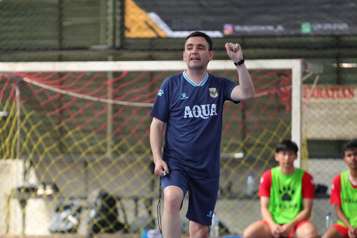 Pelatih Kepala Timnas Futsal Indonesia, Hector Souto memberikan instruksi saat seleksi timnas beberapa waktu lalu. Ia telah memilih 14 nama untuk mengisi skuad utama ASEAN Futsal Championship 2026. (FFI)