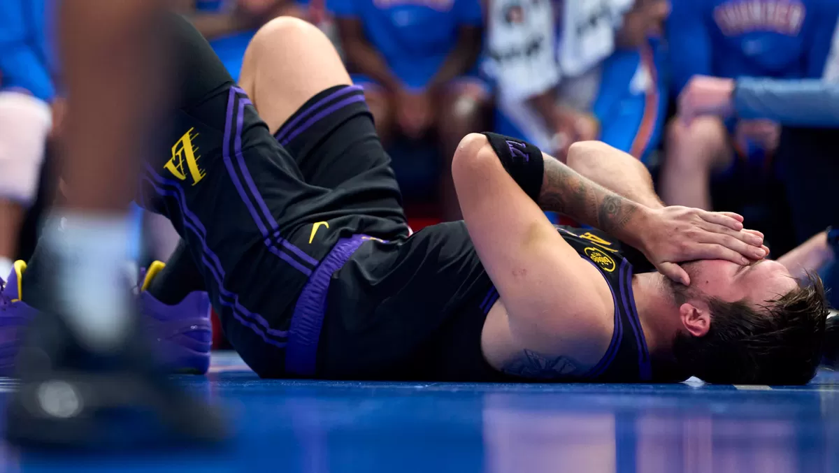 Luka Doncic dijadwalkan menjalani MRI pada Jumat setelah mengalami cedera otot paha belakang kiri pada Kamis pekan depan saat melawan Thunder.  (NBA)