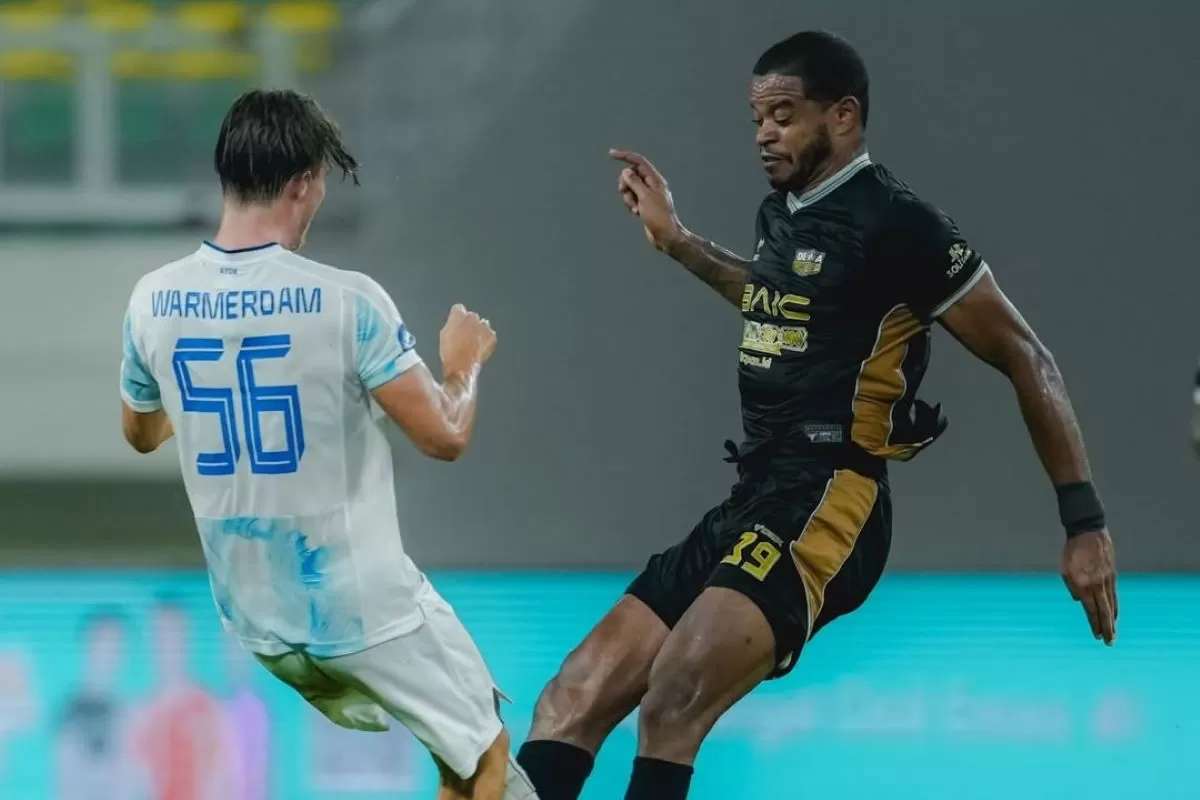Alex Martins (kanan) diadang pemain PSIM Warmerdam.  (@dewaunitedfc)