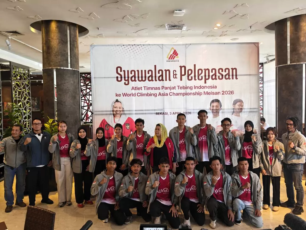 Ketua Umum FPTI Yenny Wahid, bersama Deputi III Kemenpora Surono, beserta tim pelatih, manajer, dan para atlet panjat tebing Indonesia berfoto bersama usai pelepasan tim menuju Kejuaraan Asia. (ISTIMEWA)
