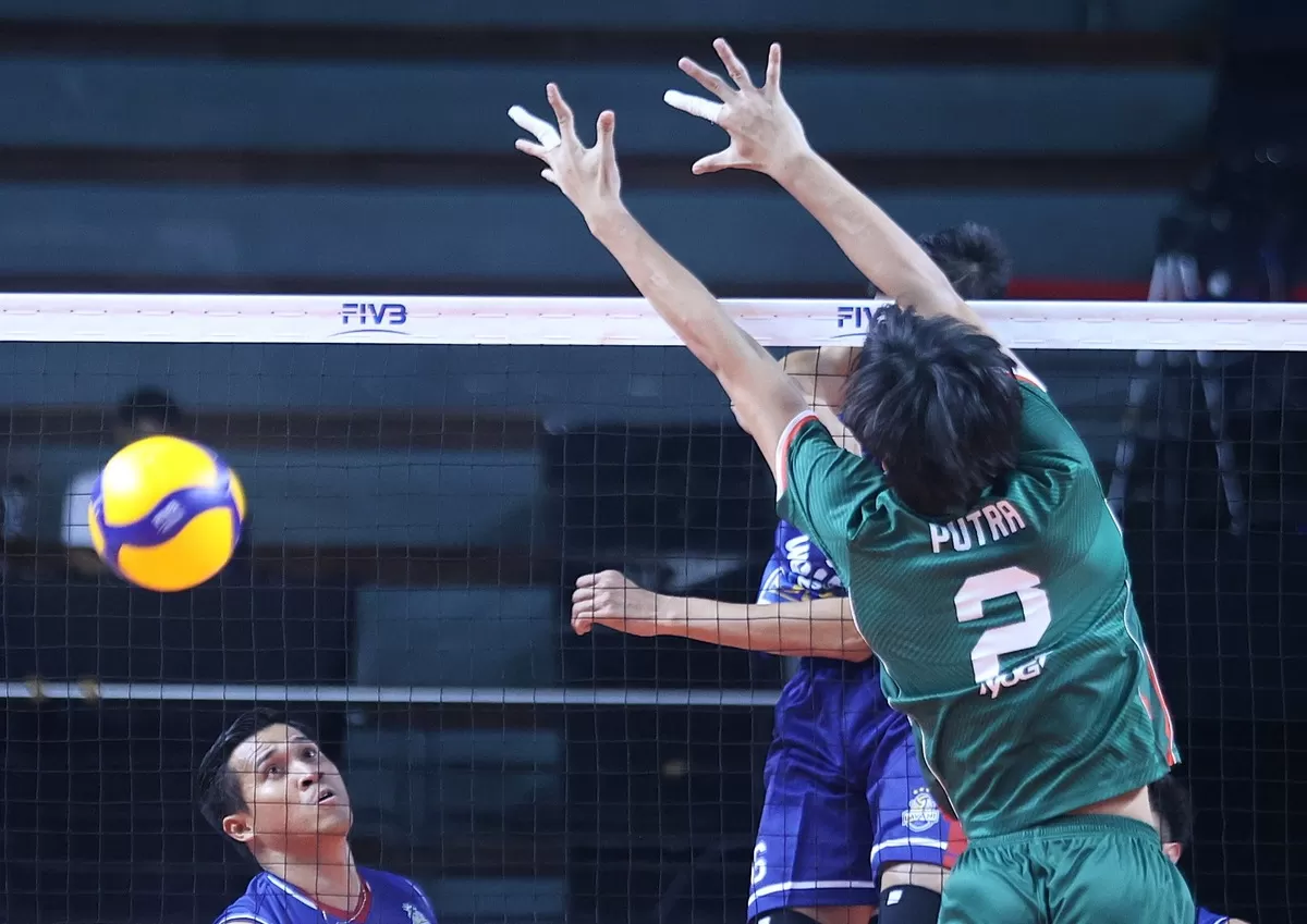 Pemain Garuda Jaya memblokir bola  LavAni Livin' Transmedia. LavAni membuka kiprah di putaran pertama Final Four Proliga 2026 dengan kemenangan telak 3-0 atas Garuda. (PBVSI)