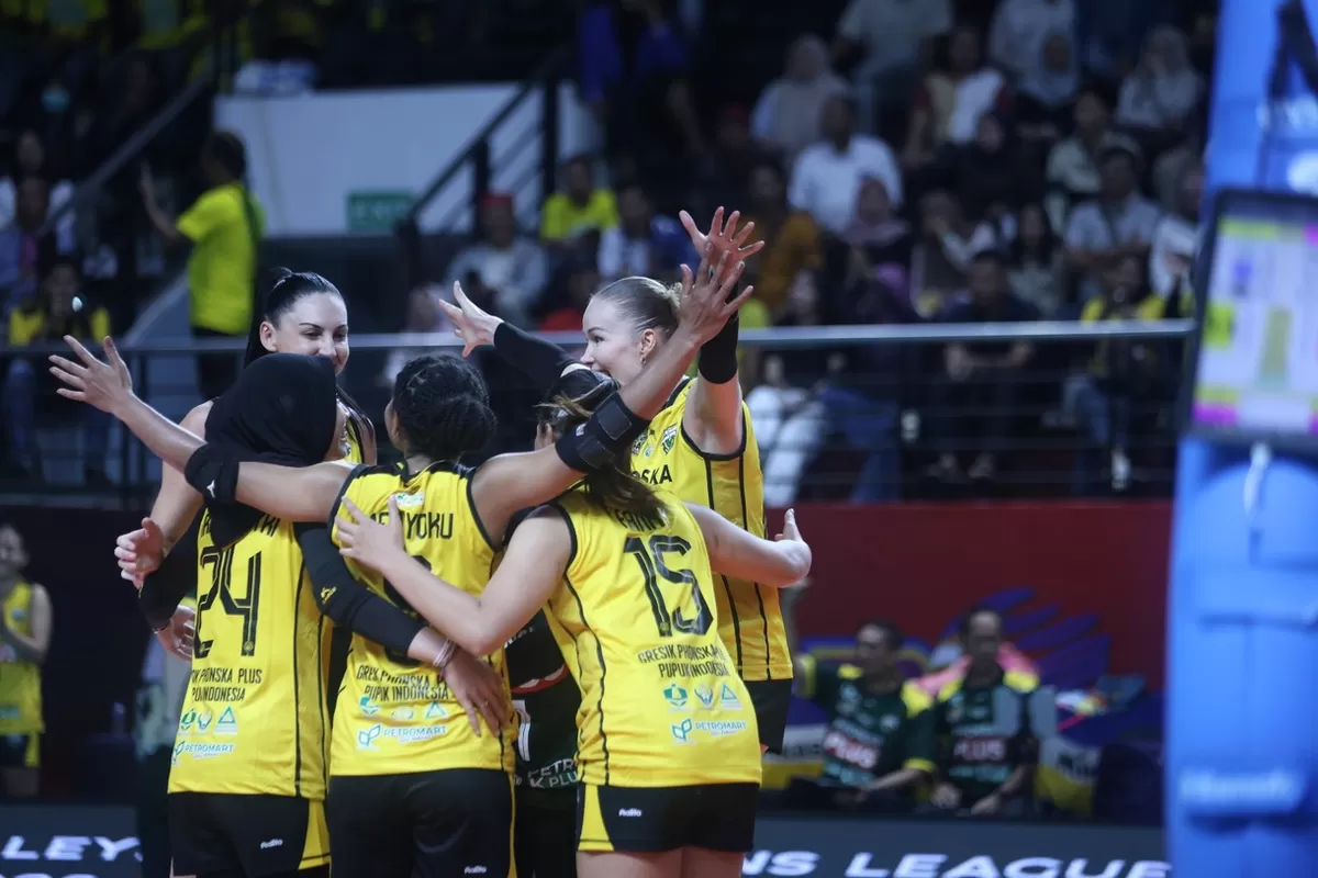 Para pemain putri Gresik Phonska Plus Pupuk Indonesia bersuka cita usai kemenangan pertama di putaran pertama final four Proliga 2026. Mereka sikat habis Jakarta Popsivo Polwan, 3 April 2026.   (PBVSI)