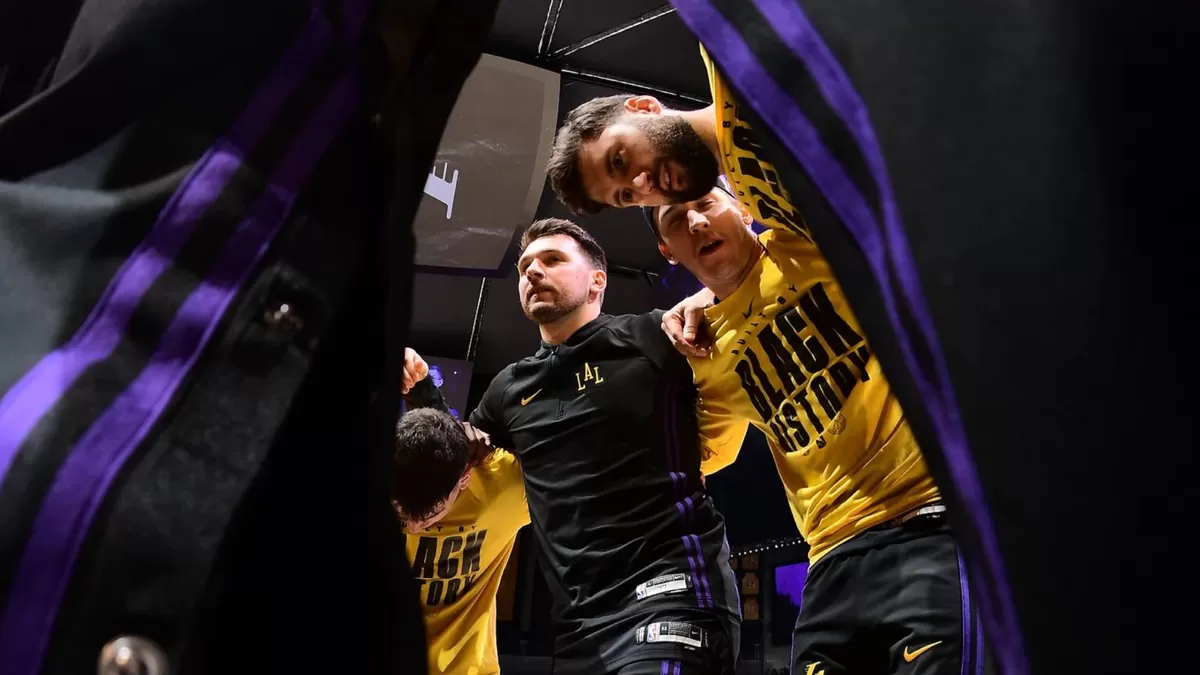 Luka Doncic menjadi sosok kunci bagi Lakers dalam upaya mereka menembus babak playoff 2026.  (NBA)