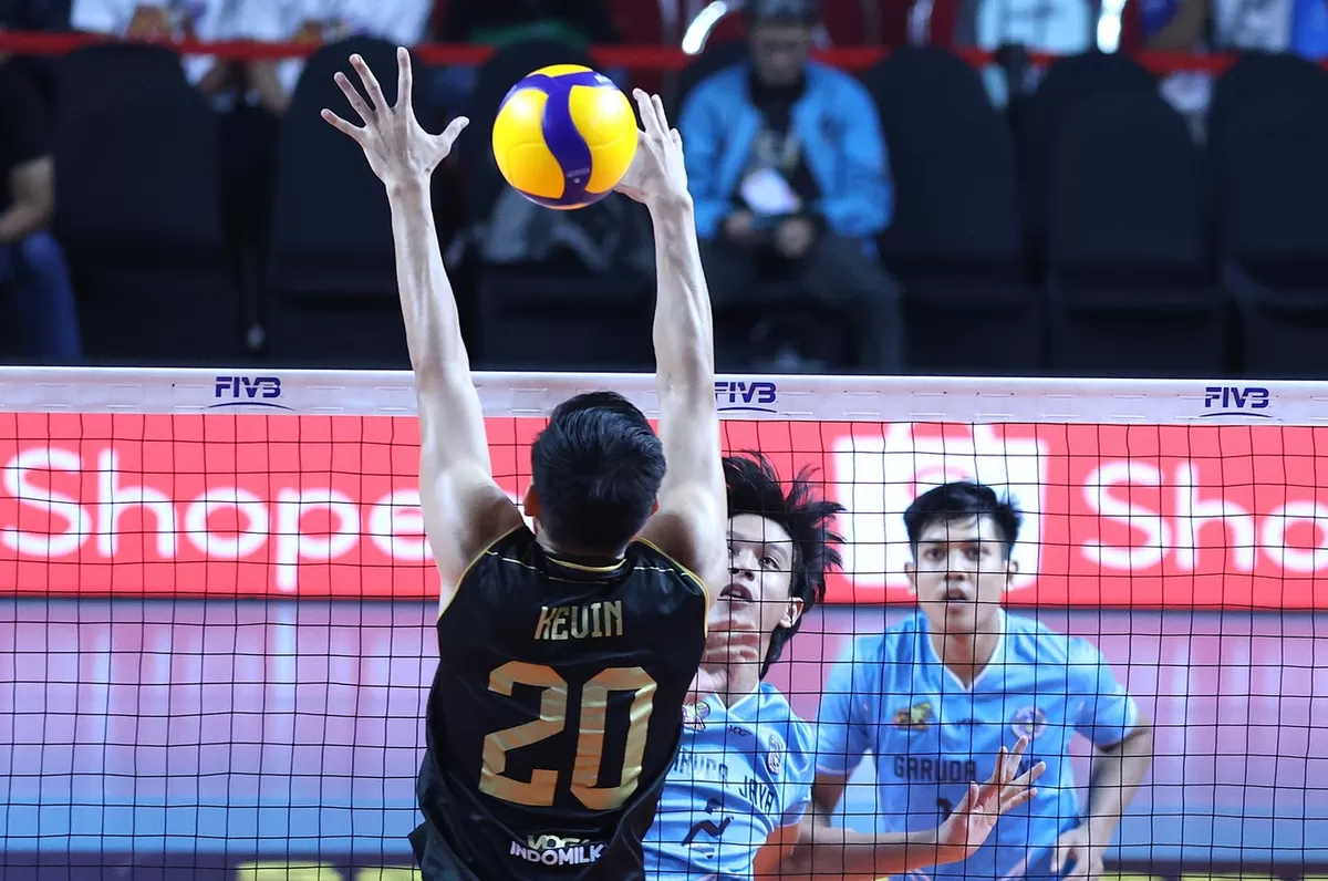 Pemain Bhayangkara Presisi berusaha mengblokir bola smes dari punggawa Jakarta Garuda Jaya di final four putaran pertama Proliga 2026, di Surabaya, Sabtu, 4 April 2026. Garuda menelan kekalahan kedua. (PBVSI)