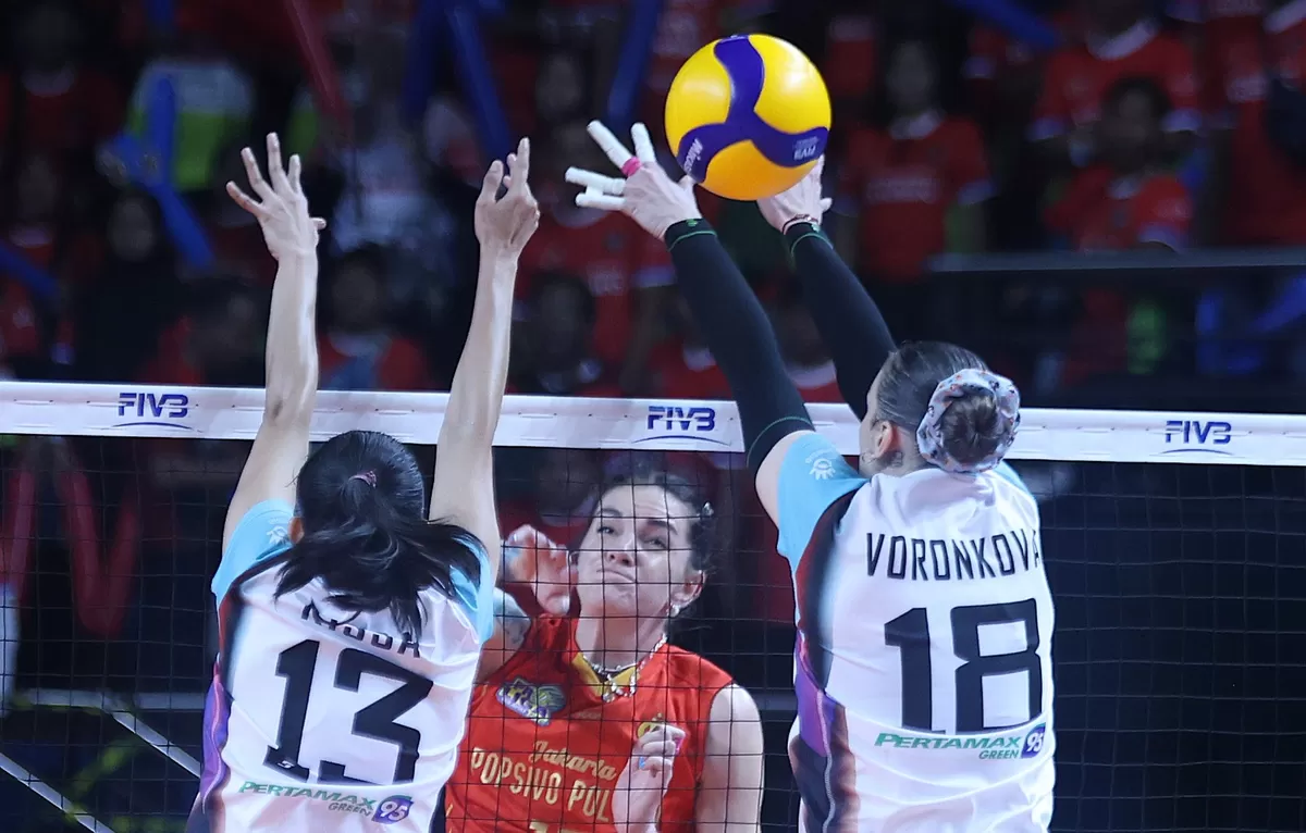 Dua pemain Jakarta Pertamina Enduro mencoba memblok serangan pemain Jakarta Popsivo Polwan dalam lanjutan putaran pertama Final Four Proliga 2026. JPE menang dengan skor 3-1, Sabtu, 4 April 2026. (PBVSI)