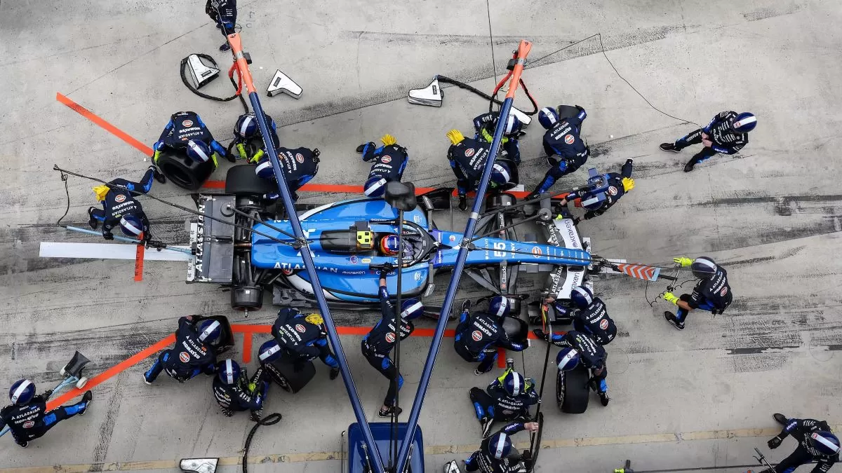 Aksi kru Williams di pitstop (Formula1)