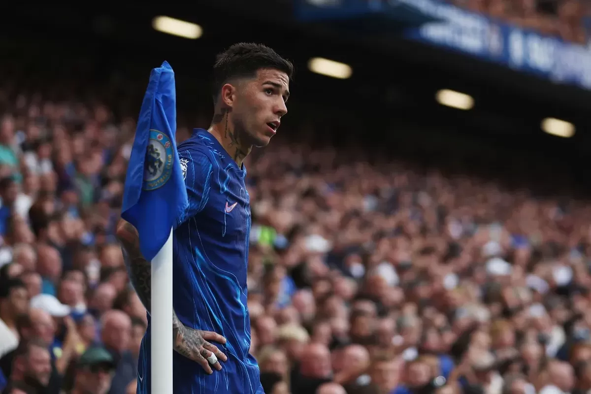 Pemain Chelsea, Enzo Fernandez. Klubnya menjatuhi sanksi karena dinilai melanggar batasan manajemen tim. (bein sports)