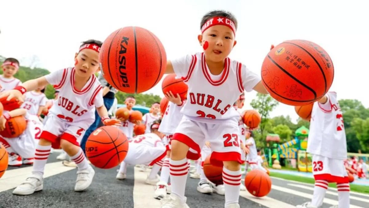 Anak-anak di China sedang bermain bola basket. (Reuters)