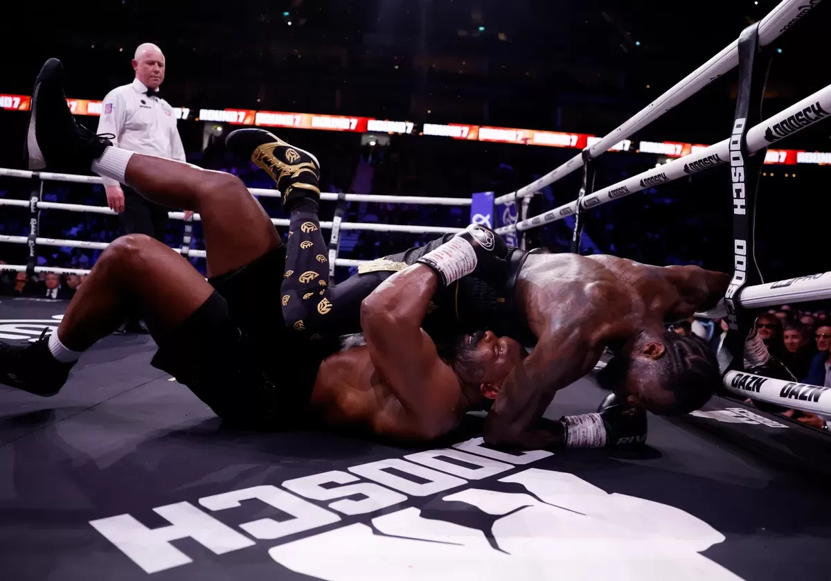 Derek Chisora dan Deontay Wilder sama-sama jatuh dalam pertarungan sengit.