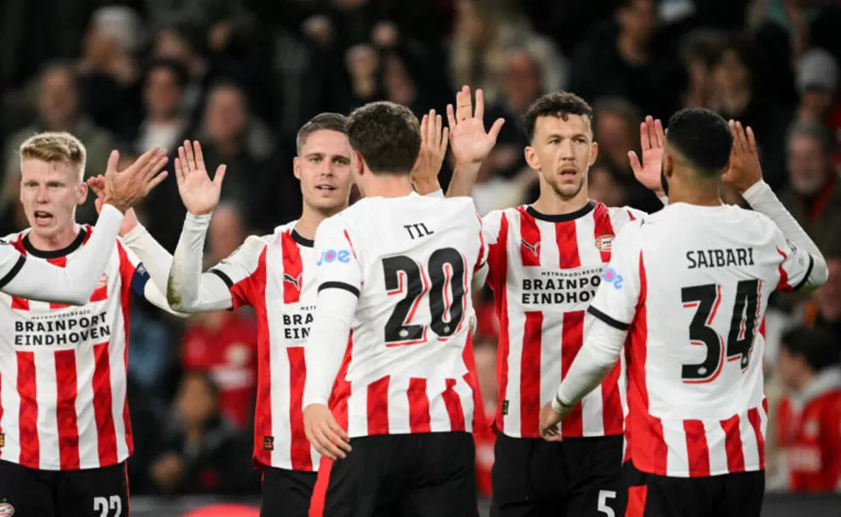 Para pemain PSV Eindhoven melakukan selebrasi usai bobol gawang FC Utrecht. (AFP)