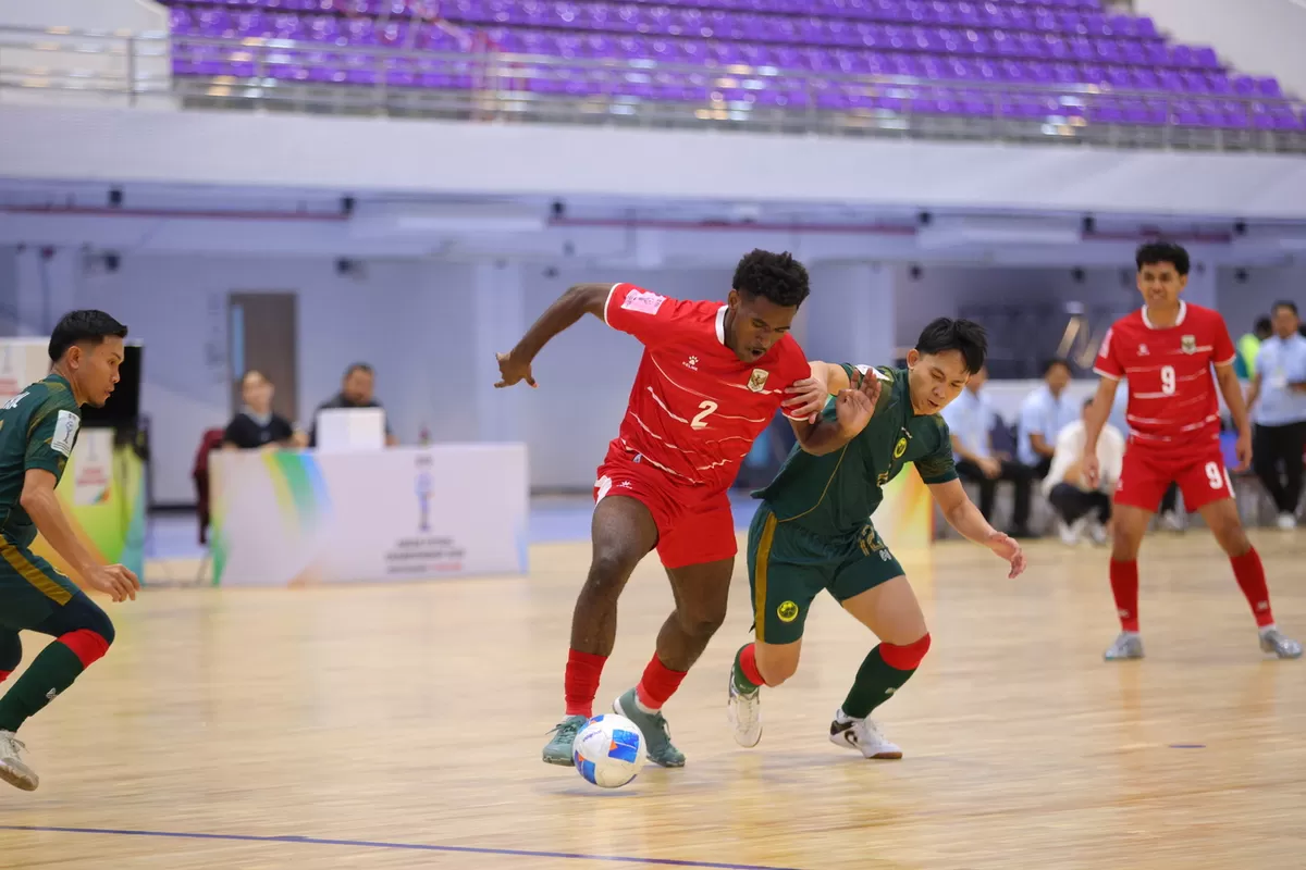 Pemain Timnas Indonesia Cris Daniel Yeimo berusaha melewati penjagaan pemain Brunei Darussalam dalam pertandingan pembuka ASEAN Futsal Championship 2026 di Nonthanburi, Thailand, Senin, 6 April 2026. (FFI)