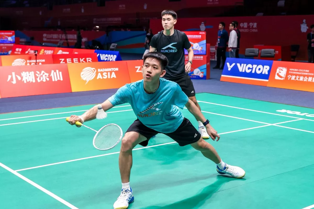 Pemain muda ganda putra Indonesia, Raymond Indra/Nikolau Joaquin saat uji coba lapangan jelang Badminton Asia Championship 2026 di Ningbo, mulai Selasa, 7 April 2026. (PBSI)