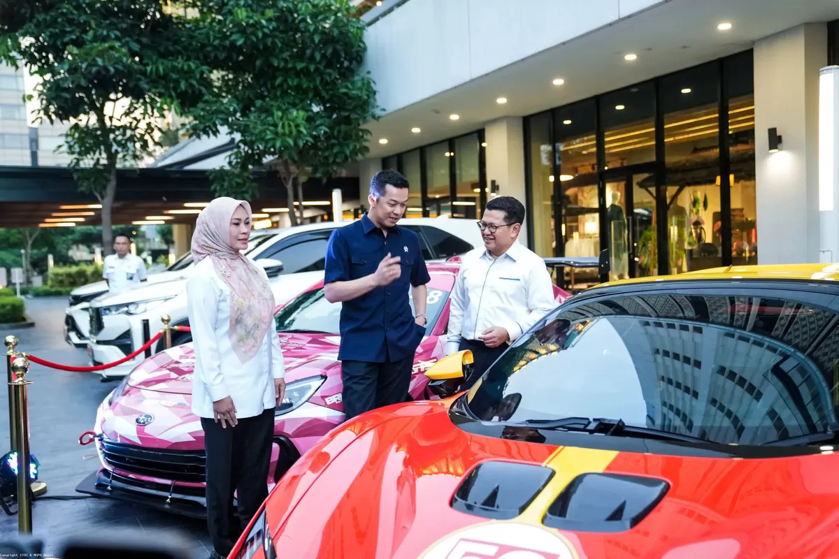 Wamenpora Taufik Hidayat menyaksikan mobil yang akan turun balap di GT World Challenge. (MGPA)