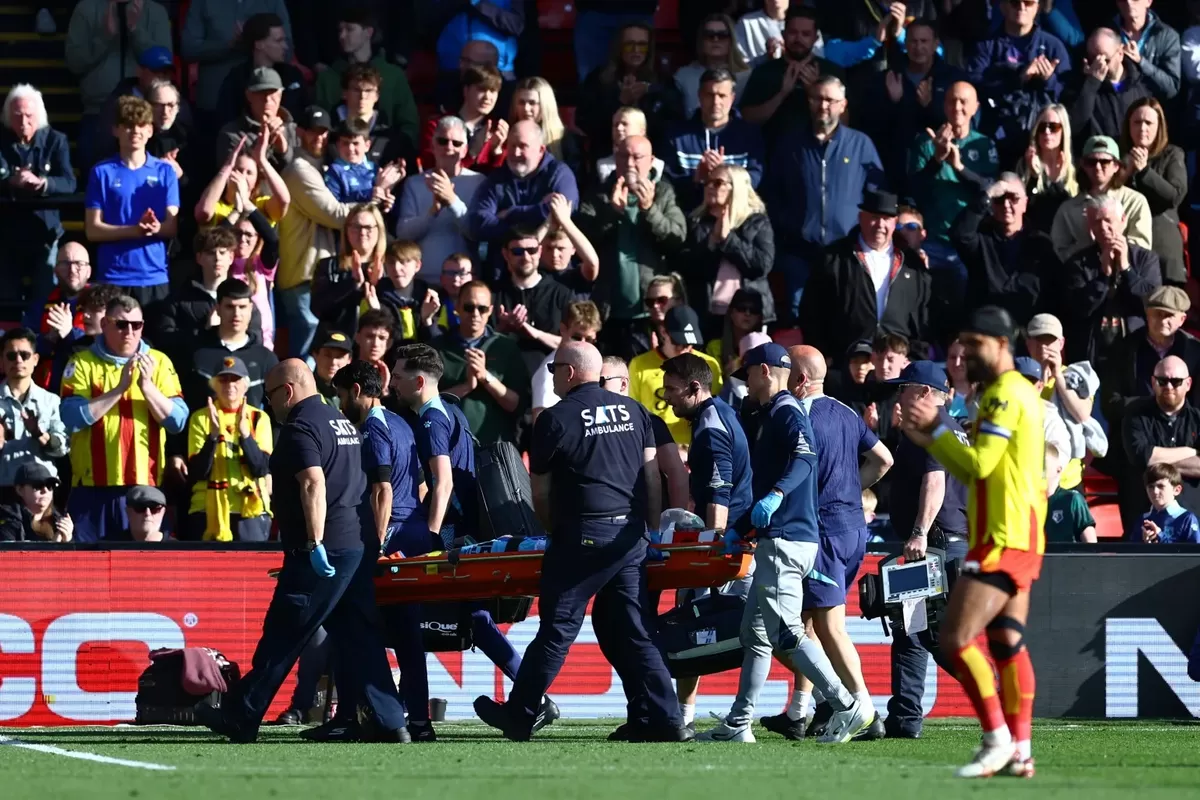 Conor Coady pingsan di lapangan dan dilarikan ke rumah sakit.