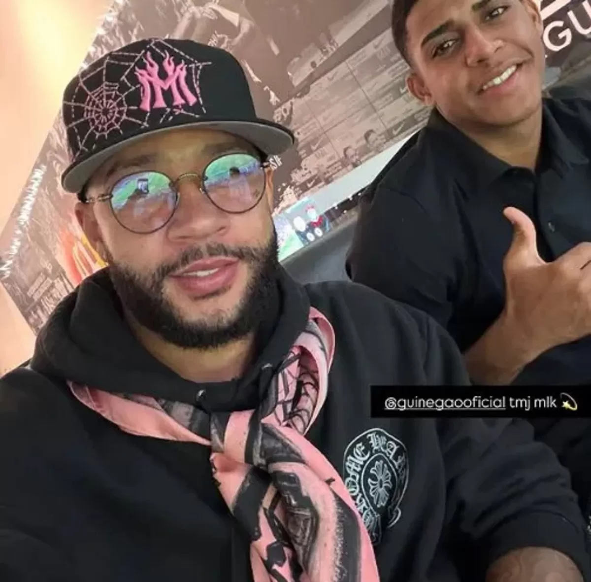 Memphis Depay mendaratkan helikopter di Stadion Corintians sebelum pertandingan melawan Internacional. (Instagram @memphisdepay)