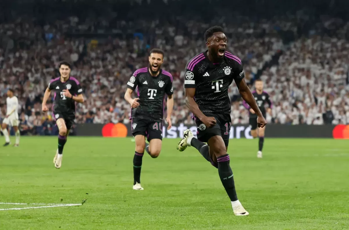 Gelandang asal Kanada Bayern Munich, Alphonso Davies (19), merayakan gol pertamanya saat pertandingan leg kedua semifinal Liga Champions UEFA antara Real Madrid CF dan FC Bayern Munich, 8 Mei 2024. (Getty Images)