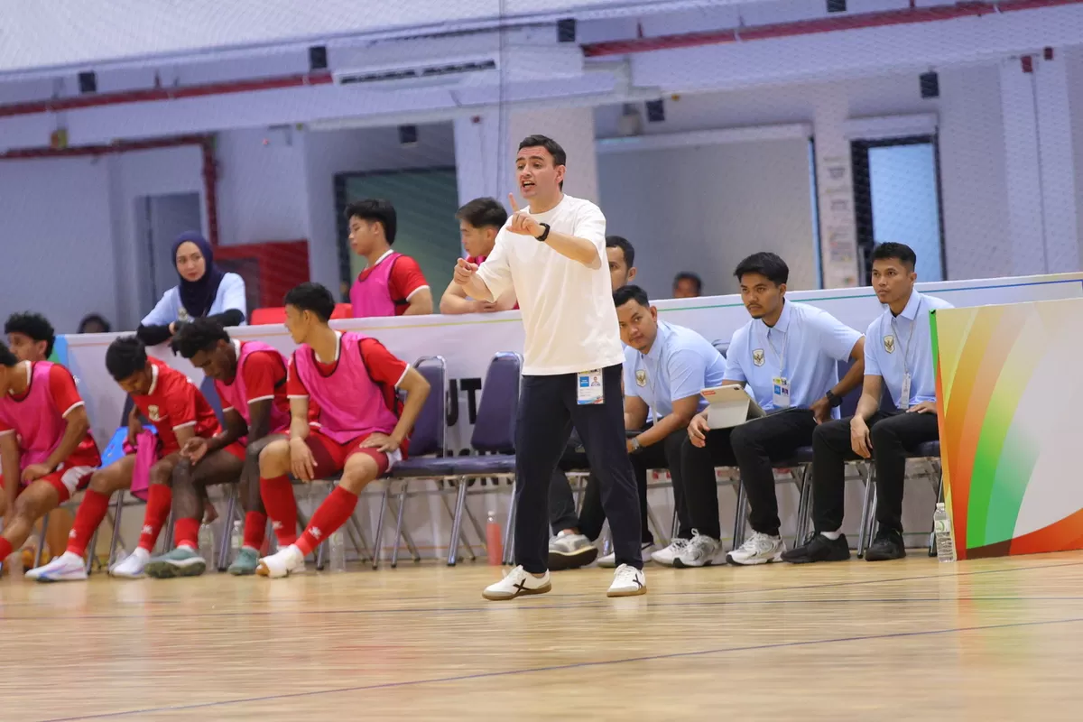 Pelatih Timnas Futsal Indonesia, Hector Souto saat mendampingi tim di penyisihan grup ASEAN Championship 2026, di Nonthanburi, Thailand. (FFI)