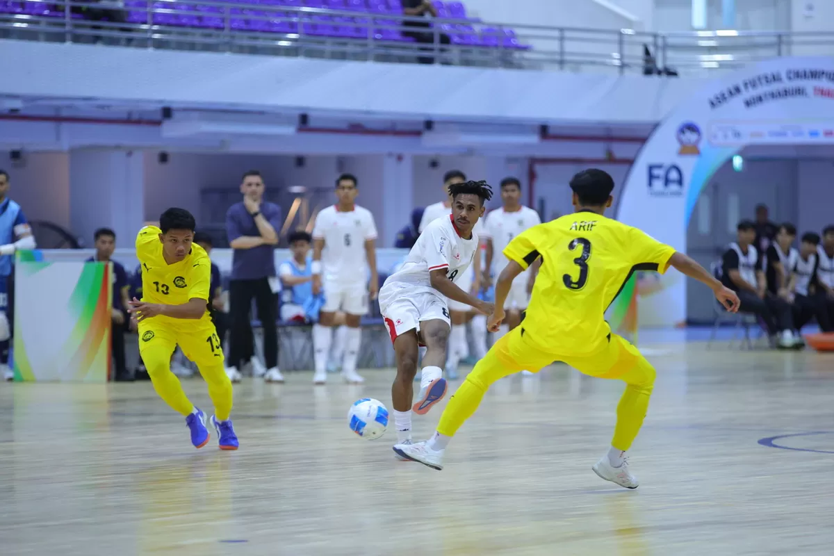 Dua pemain Malaysia coba menghalangi pergerakan bola pemain Indonesia di laga kedua penyisihan Grup B ASEAN Futsal Championship 2026 di Nonthanburi, Thailand, Selasa 7 April 2026. Indonesia menang 1-0 (FFI)