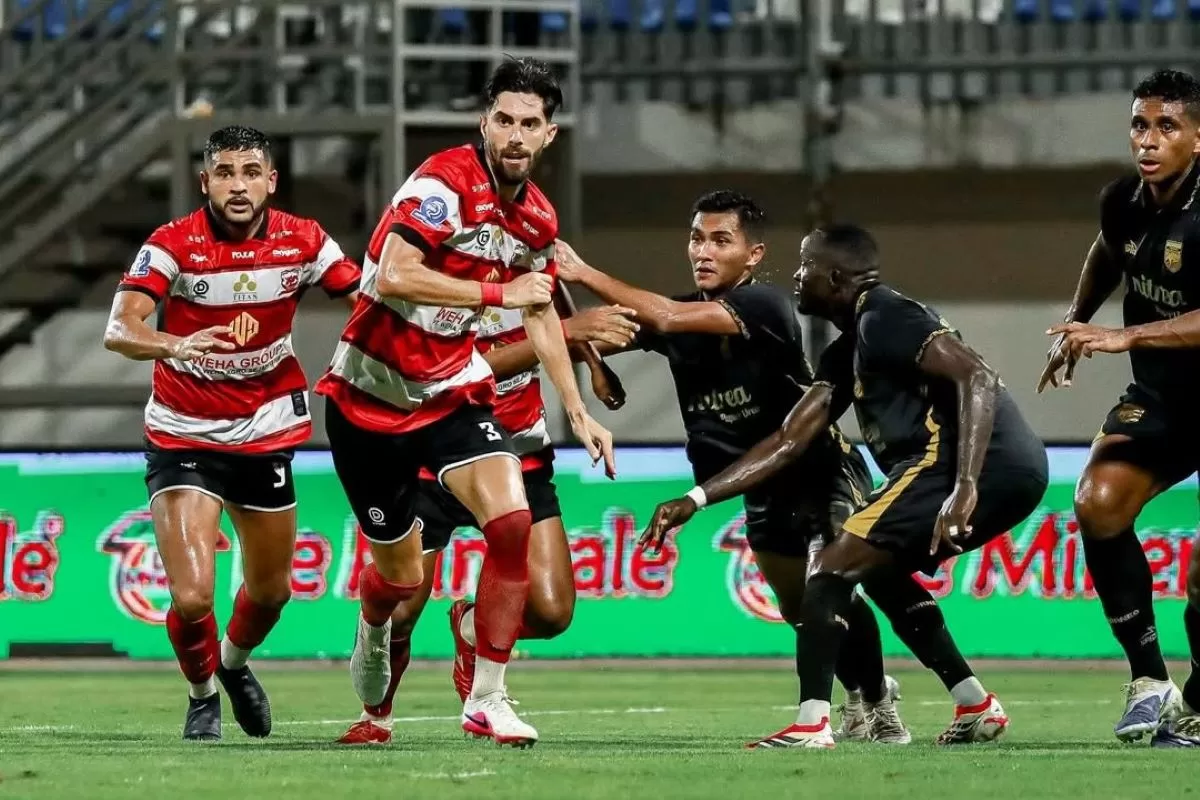 Madura United FC saat menghadapi Borneo FC di pekan ke-26 Super League 2025/26. (@maduraunited.fc)