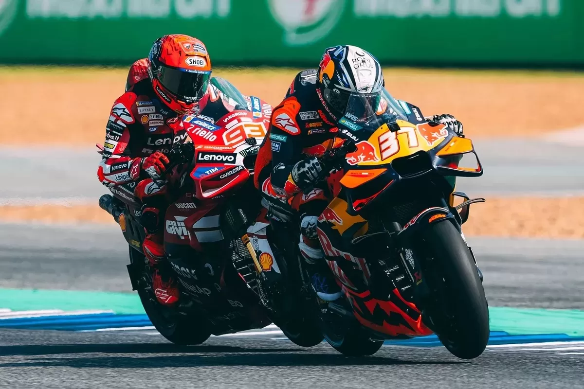 Pedro Acosta duel dengan Marc Marquez. (MotoGP Sports Entertainment Group)