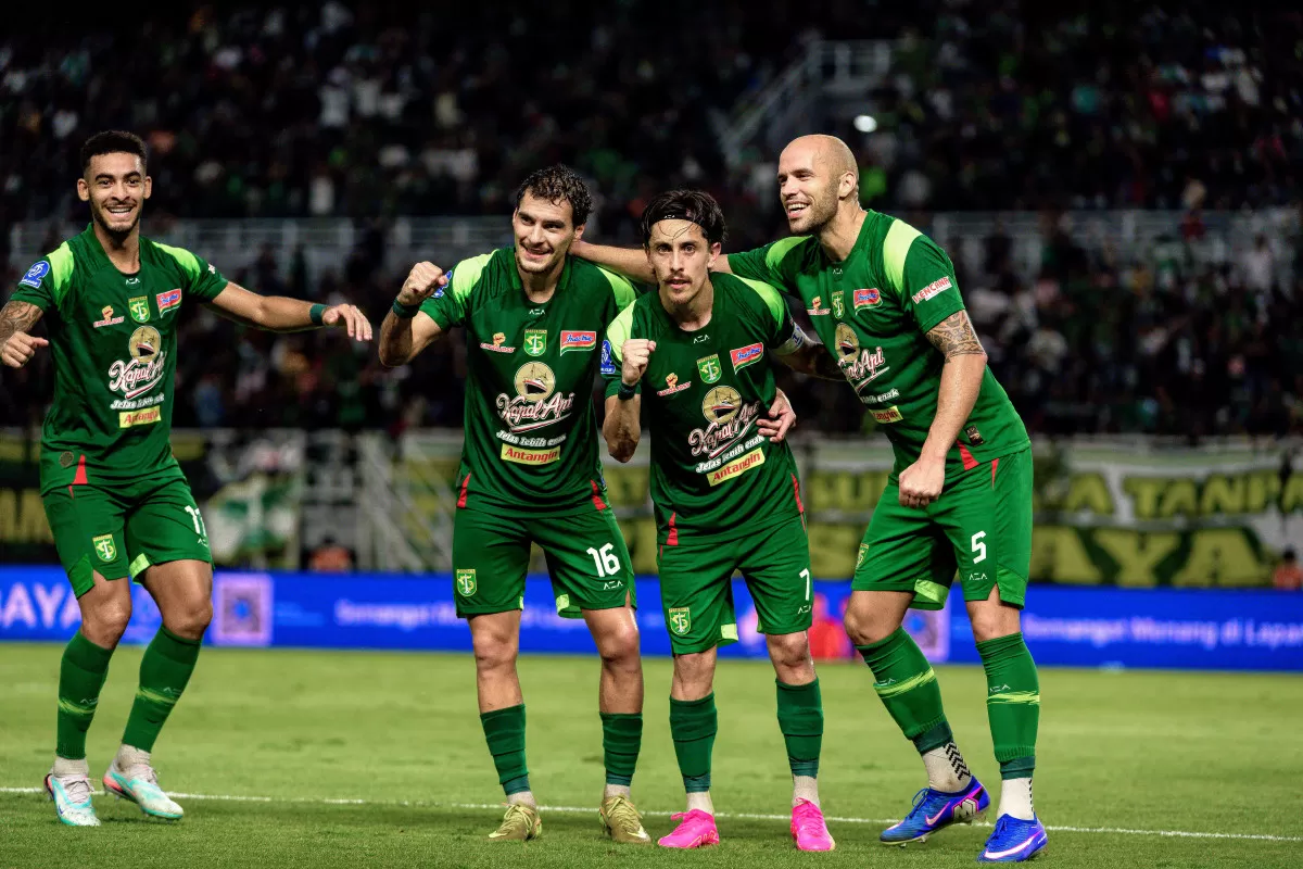 Skuat Persebaya bakal menantang Persija pada pekan ke-27 Super League 2025/26 di Gelora Bung Karno (GBK). (Persebaya)