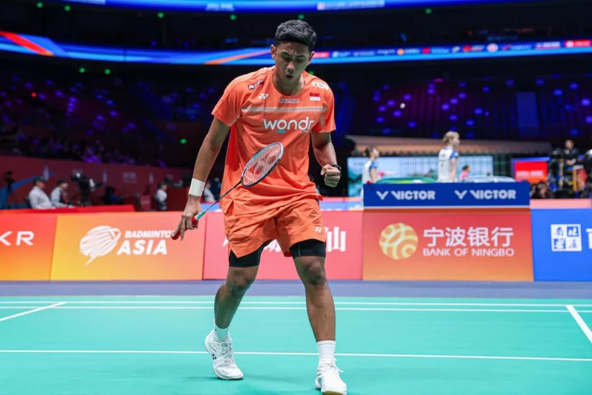 Tunggal muda Indonesia, Alwi Farhan melewati tantangan pertama di Badminton Asia Championship 2026 dengan mulus. Ia ke babak kedua untuk hadapi Kodai Naraoka pada pertemuan pertama mereka. (PBSI)