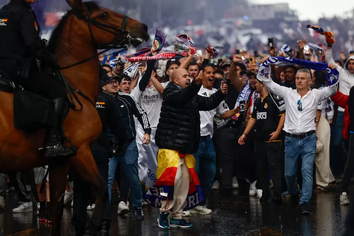 Fan REal Madrid turun ke jalan hingga Stadion Bernabeu Real Madrid.