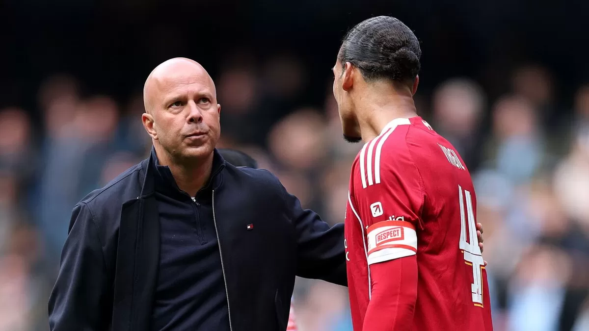 Virgil van Dijk [kanan] mengalami sore yang berat dalam kekalahan 4-0 Liverpool di kandang Man City pada Sabtu lalu, 3 April 2026. (Skysports)