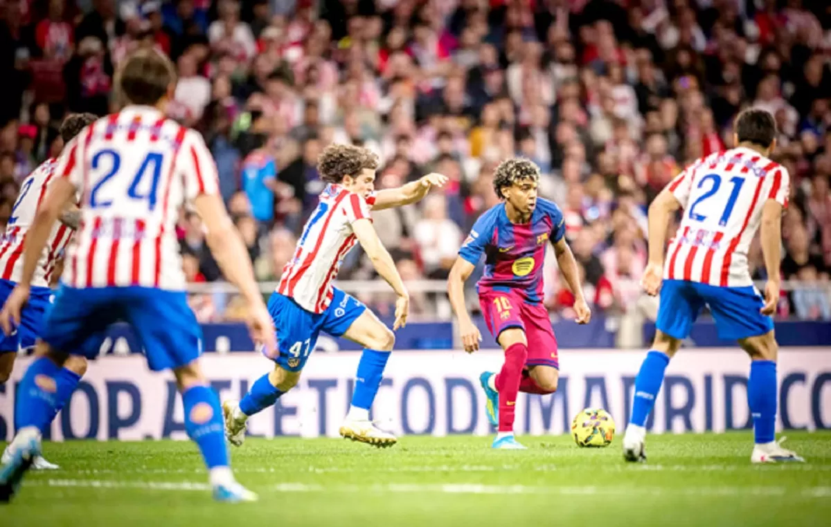 Lamine Yamal dikepung pemain Atletico Madrid.