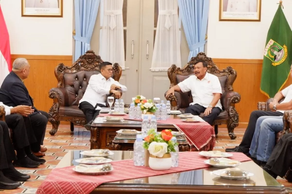 Gubernur Banten Andra Soni dan Ketua TPP PON XXIII/2032 Suwarno berdikusi persiapan PON 2032.