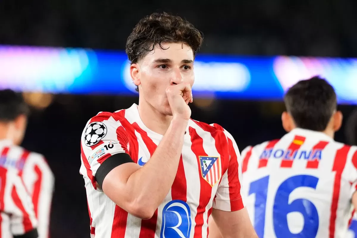 Julian Alvarez membuka skor dengan tendangan bebas yang indah.