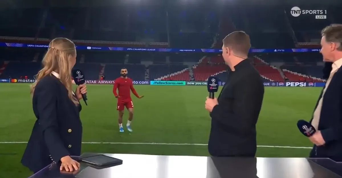 Mo Salah memberi isyarat kepada kru TNT bahwa dia tidak ingin memberikan wawancara.