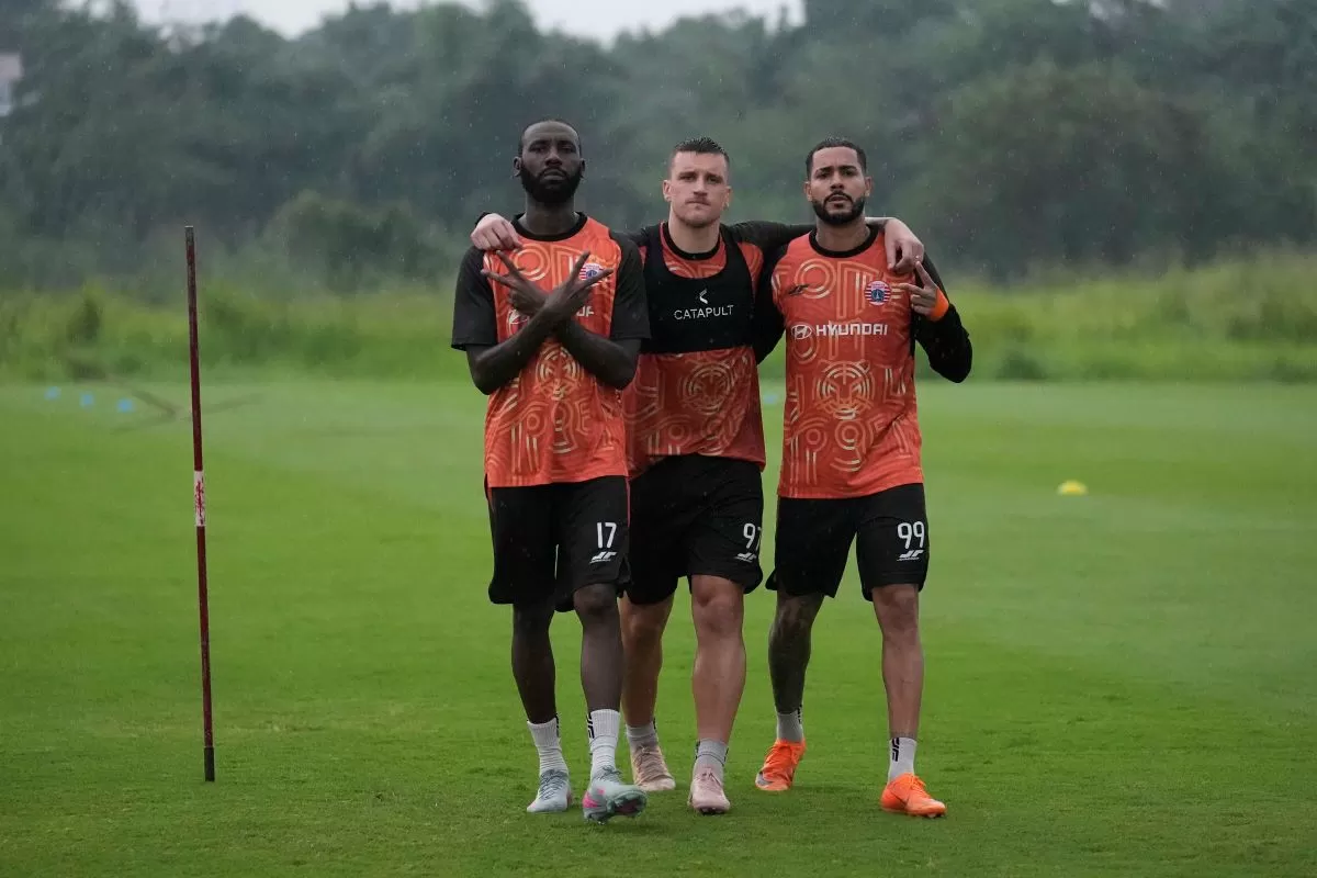 Dari kiri: Allano Lima, Fabio Calonego, dan Maxwell saat menjalani latihan. (Persija)