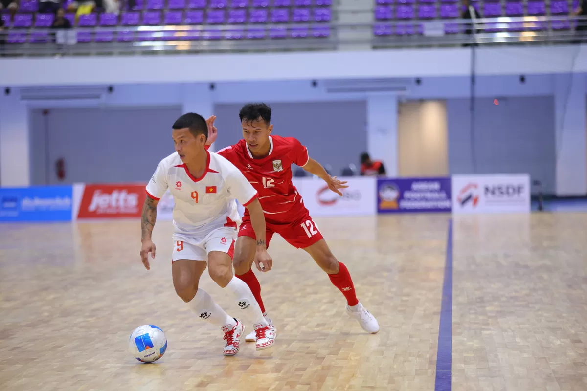 Pemain Timnas Indonesia (merah) berusaha merebut bola dari pemain Vietnam di laga semifinal ASEAN Futsal Championship 2026 di Nonthanburi, Thailand, Jumat, 10 April. Indonesia menang dramatis 3-2. (FFI)