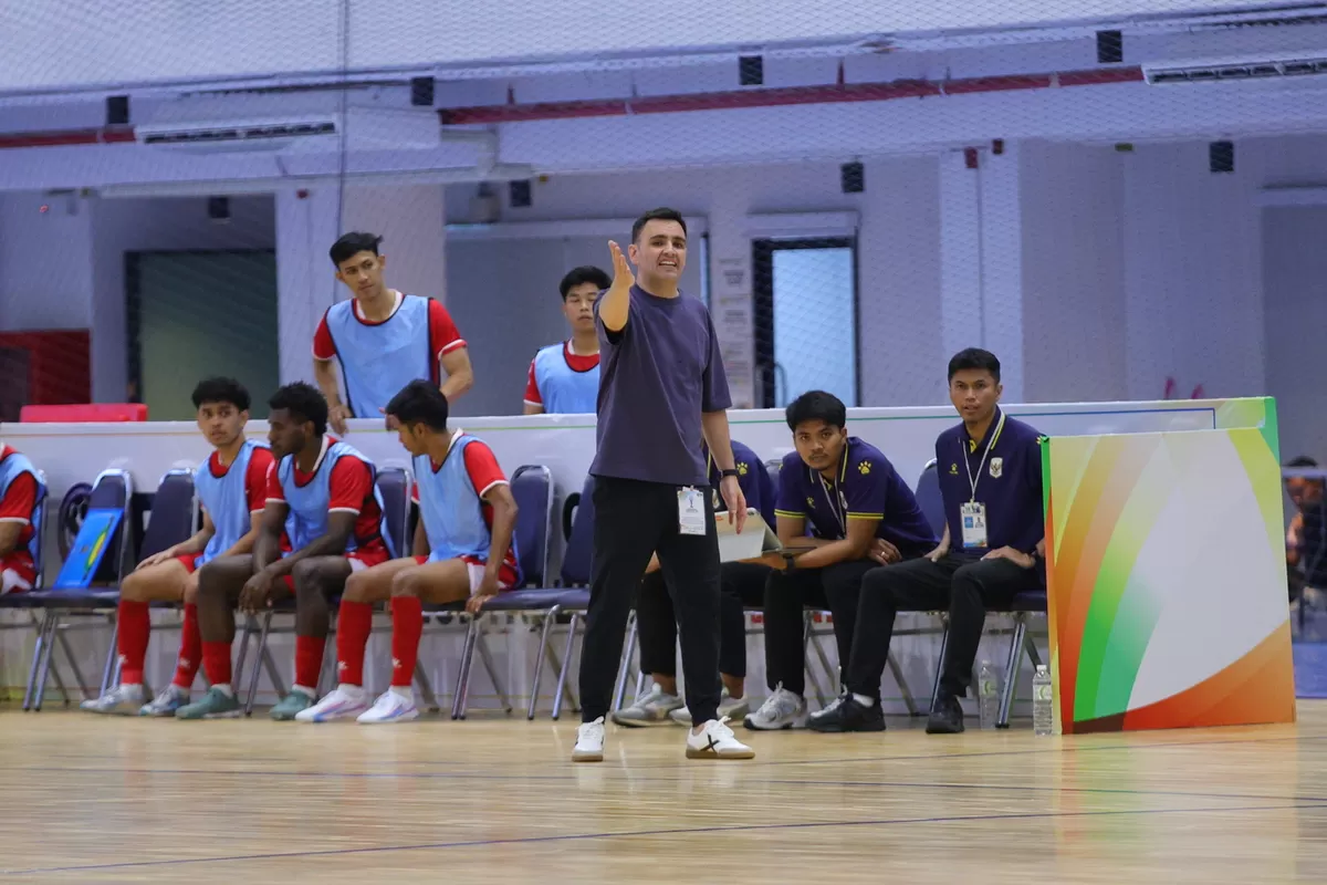 Pelatih Timnas Futsal Indonesia, Hector Souto saat mendampingi skuad Garuda di babak semifinal ASEAN Championship 2026 melawan Vietnam, Jumat, 10 April. Menang dramatis, Garuda ke final. (FFI)