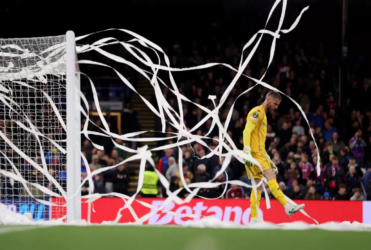 Kiper Fiorentina David de Gea harus jatuh bangun memungut bola dari gawangnya.
