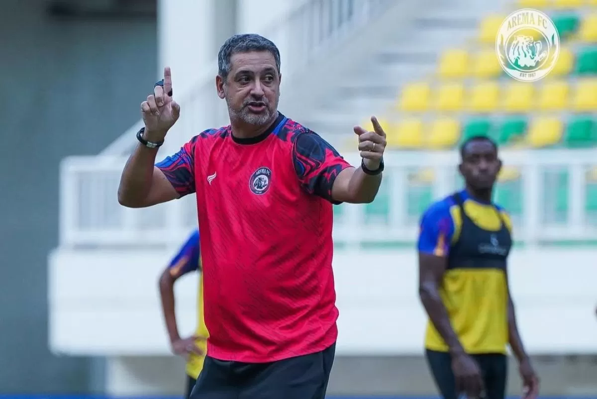Pelatih Arema FC Marcos Santos berikan instruksi ke pemainnya (@aremafcofficial)