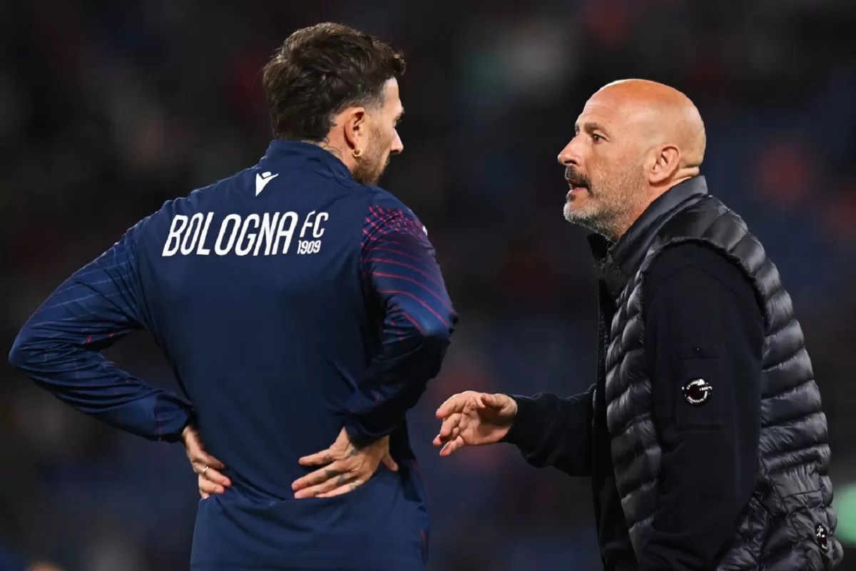 Vincenzo Italiano, Pelatih Kepala Bologna, berbicara dengan Federico Bernardeschi