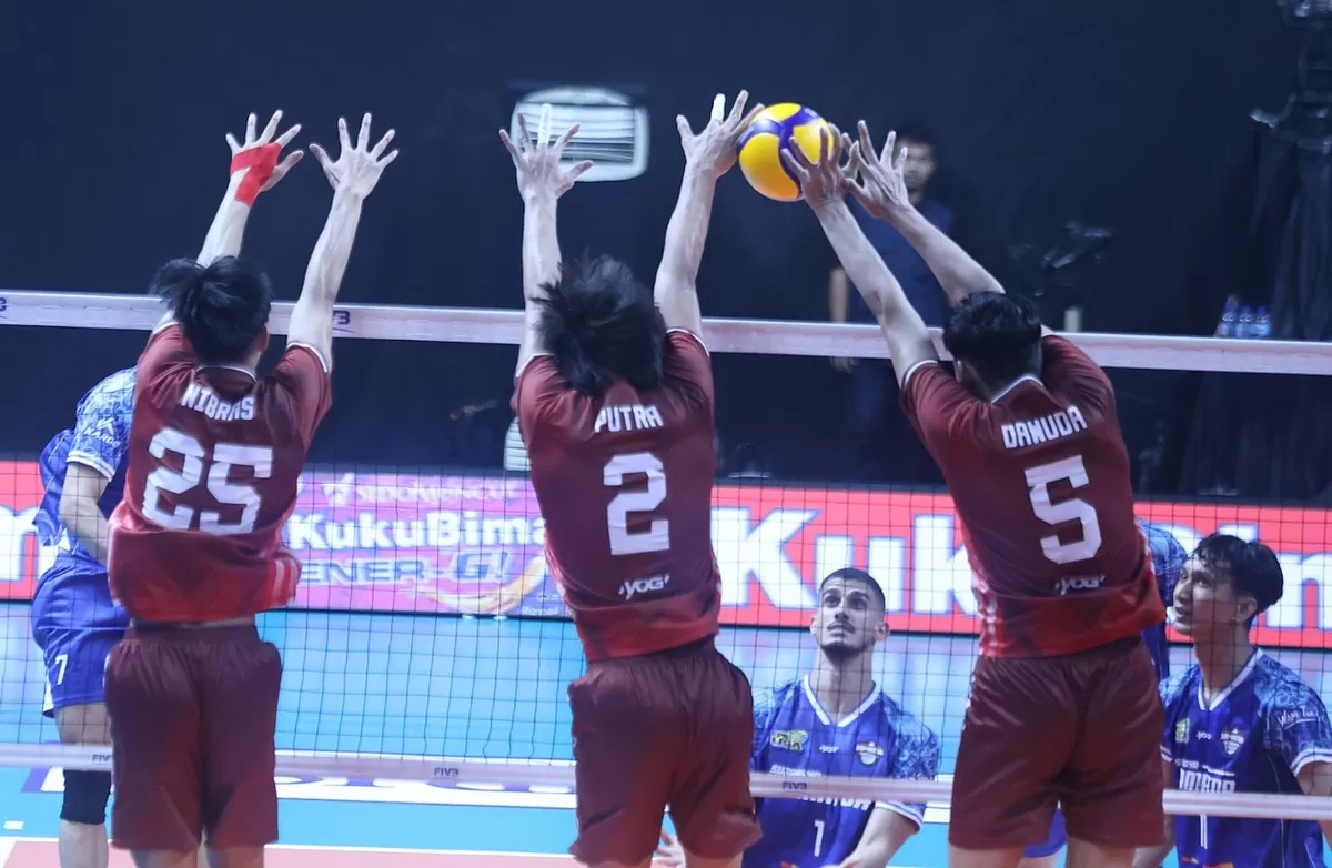 Tiga pemain Garuda Jaya mencoba memblok serangan pemain Surabaya Samator di akhir putaran pertama final four Proliga 2026, di Solo, 10 April 2026. (PBVSI)