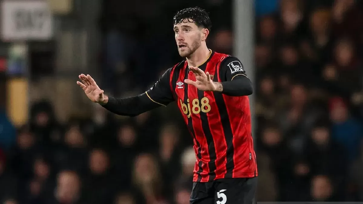 Aksi Marcos Senesi saat Bournemouth menghadapi Liverpool di Vitality Stadium. (Robin Jones - AFC Bournemouth)
