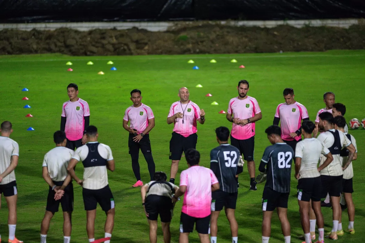 Pelatih Persebaya Bernardo Tavares pimpin latihan resmi jelang duel klasik Persija vs Persebaya. (Persebaya)
