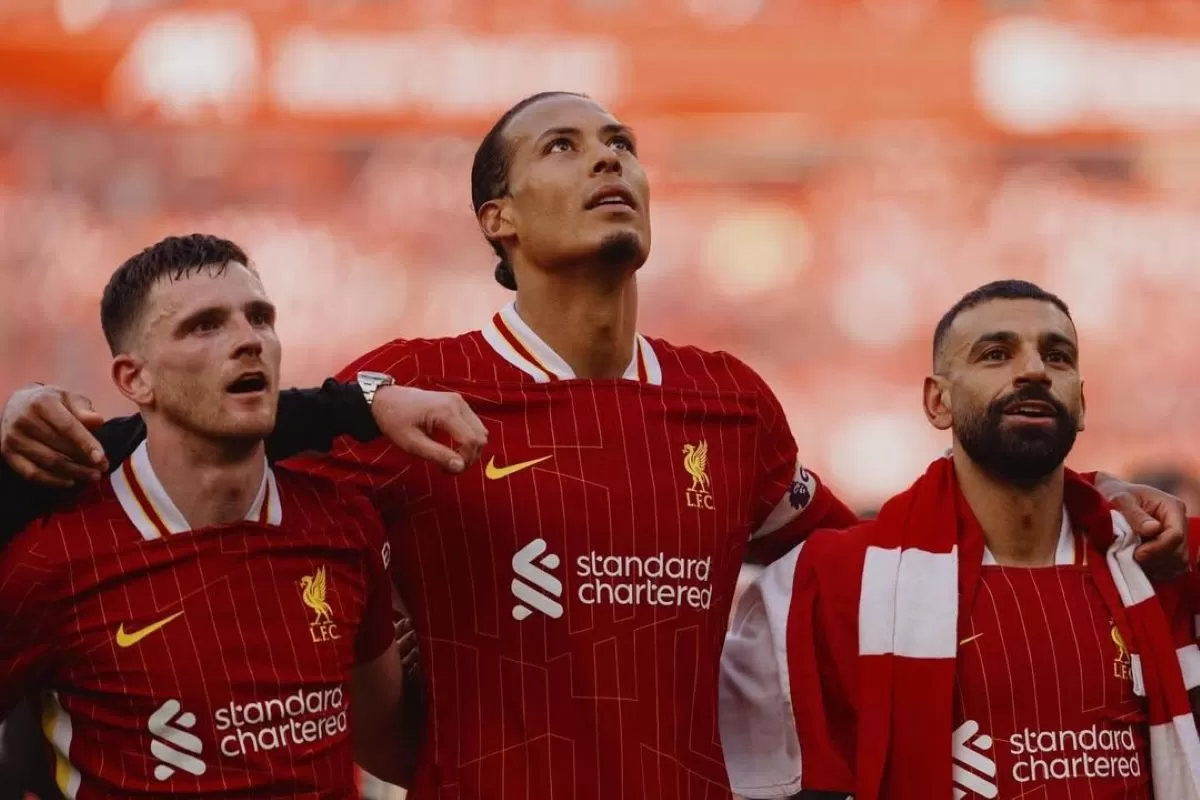 Momen istimewa Andy Robertson, Virgil van Dijk, dan Mohamed Salah. (@virgilvandijk)