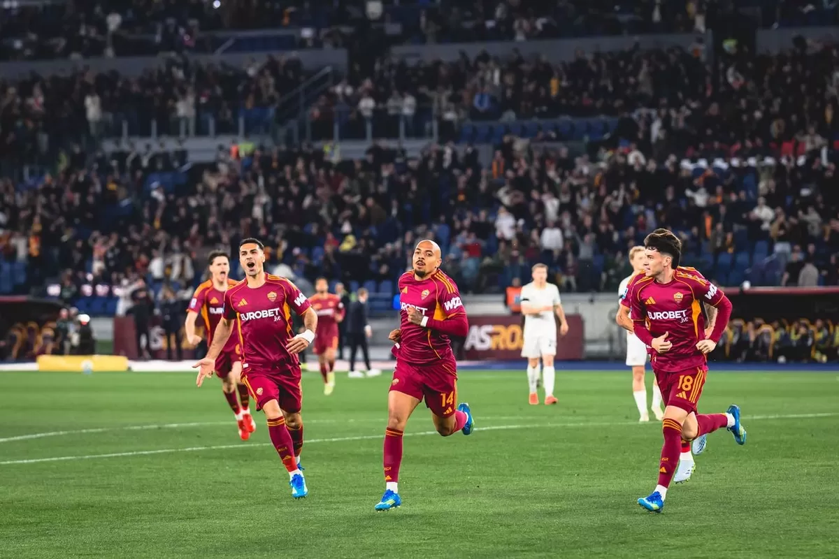 Selebrasi gol Donyell Malen (tengah) yang mencetak hattrick di laga Roma vs Pisa. (ASRoma)
