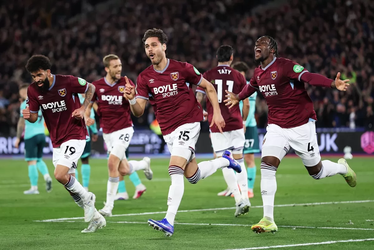 Selebrasi gol Mavprovanos (15) ke gawang Wolves. (West Ham United)